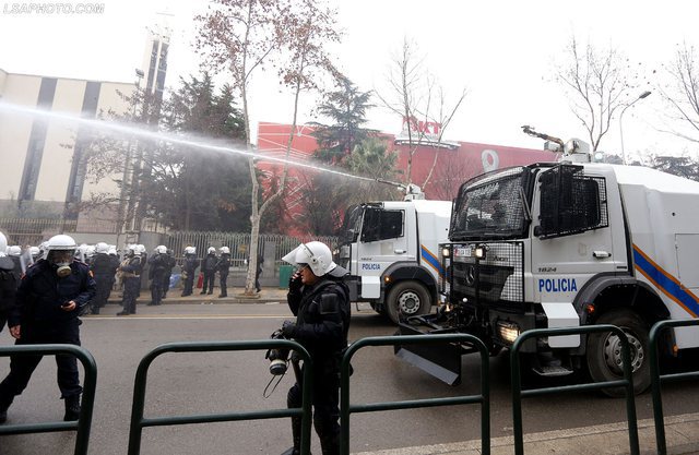 Protesta e dhunshme te selia e PD/ Policia arreston arrestohen 34 persona, procedohen penalisht 18 të tjerë