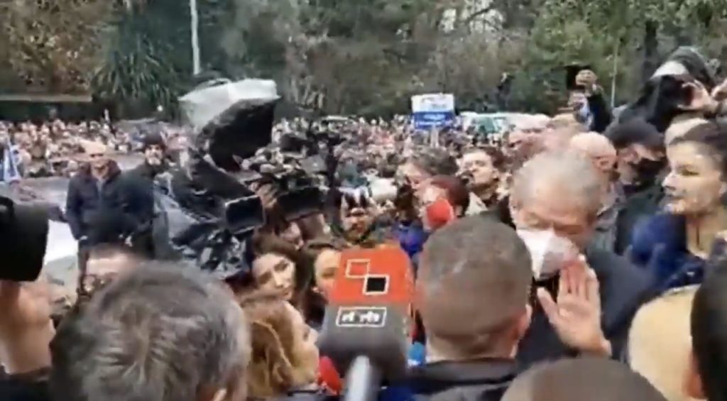 Sali Berisha flet nga oborri i selisë së PD: Rikthim në shtëpinë e lirisë. Basha është i rrethuar nga gardistët