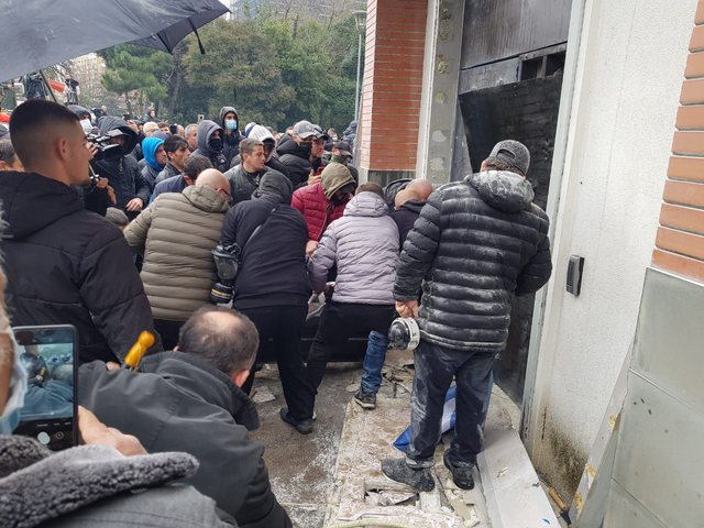 Protesta e Berishës te PD, shkon një i plagosur te “Trauma”