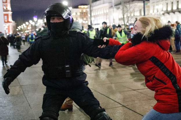 Pas sulmit ndaj Ukrainës, shpërthejnë protestat kundër luftës në Rusi, mbi 1700   të arrestuar
