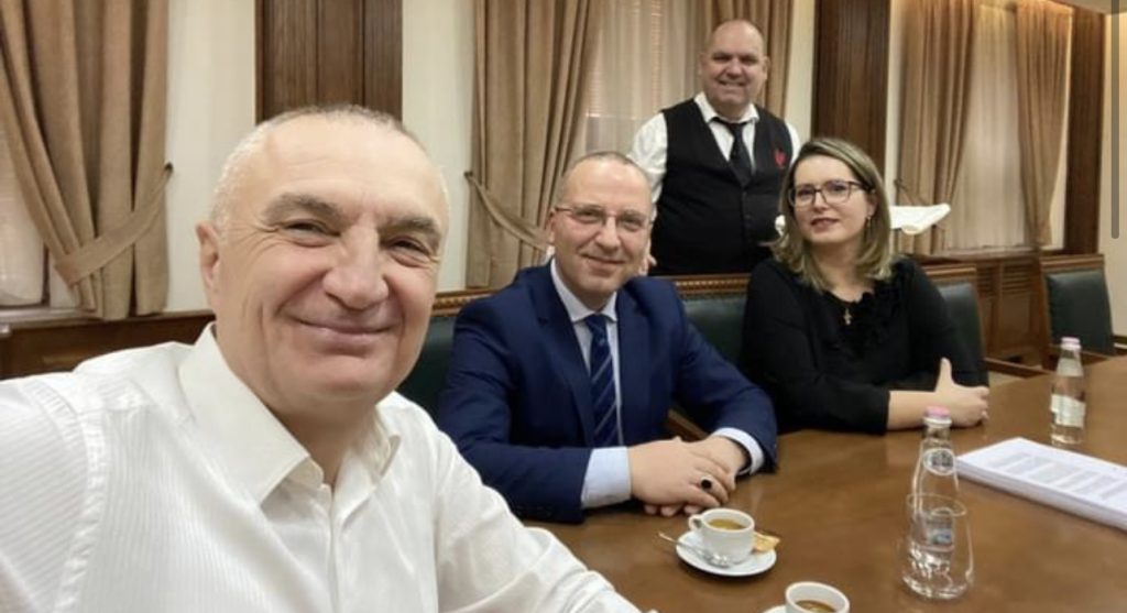 Kërkesa e përfaqësuesit të Presidentit për largimin e trupës gjykuese, gjykata tërhiqet për vendim
