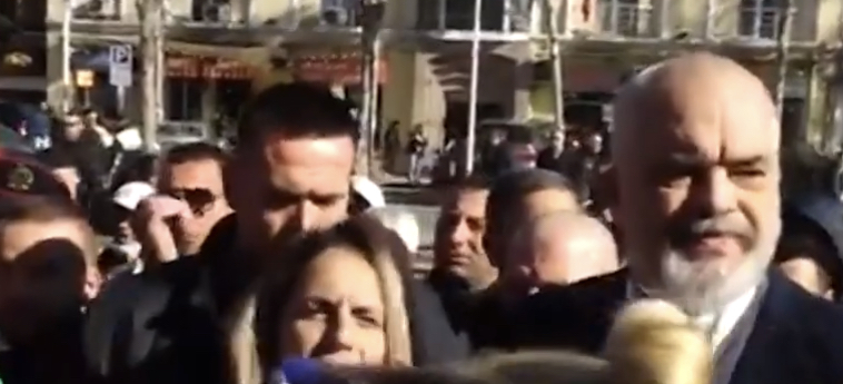Banorët e “5 Majit” presin Ramën me protesta, kryeministri hyn në Kuvend me nënë Lizën dhe dy përfaqësues të tjerë