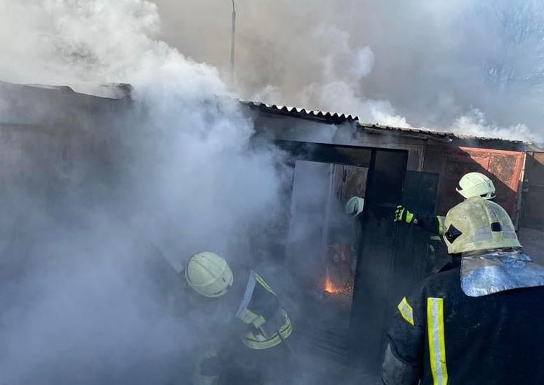 Ukrainasit hedhin në erë urën në periferi të qytetit. Forcat ruse bllokohen në rrëmujë