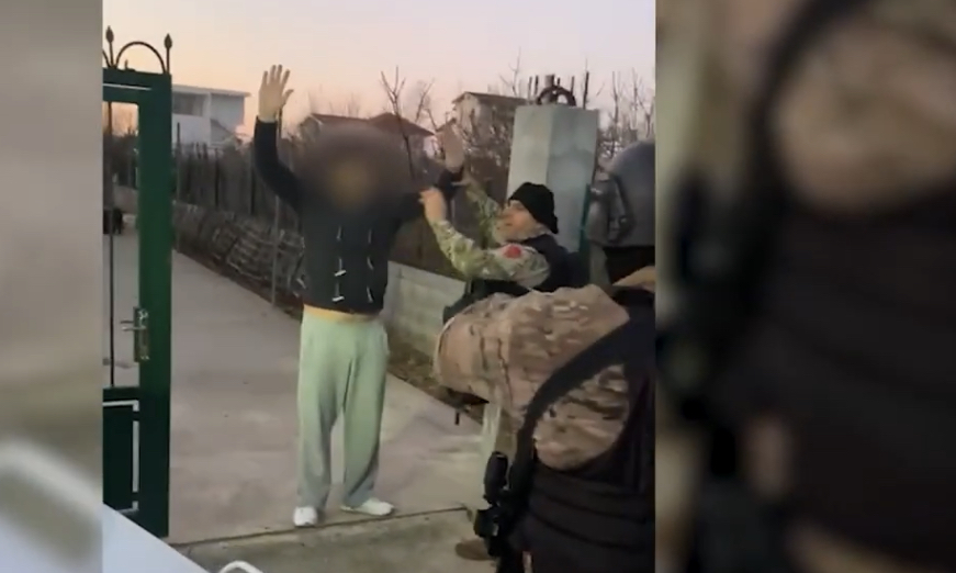 U arrestua për vrasje të dyfishtë, Edmond Përdodës iu gjet arsenal armësh në banesë