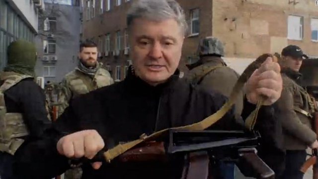 Ish-Presidenti i Ukrainës shfaqet me kallashnikov në dorë: Putin është i çmendur
