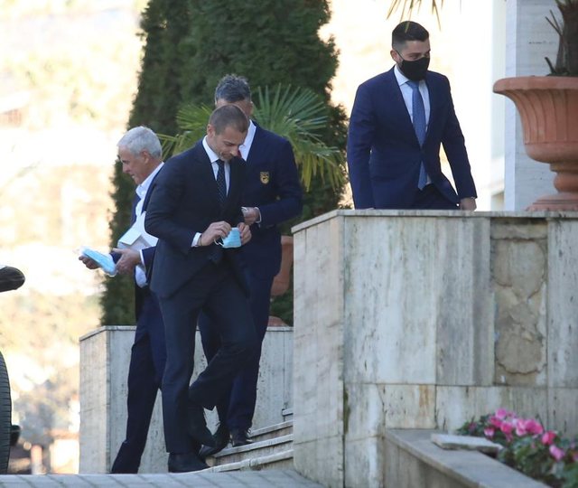 Ceferin mbërrin në Tiranë, takohet me kryeministrin Rama