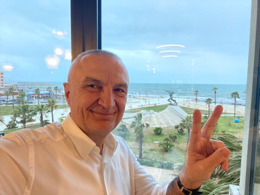 “Kushtetuesja” u tërhoq për vendim, Presidenti Meta shfaqet me dy gishtat lart në Durrës/ Ja mesazhi i tij
