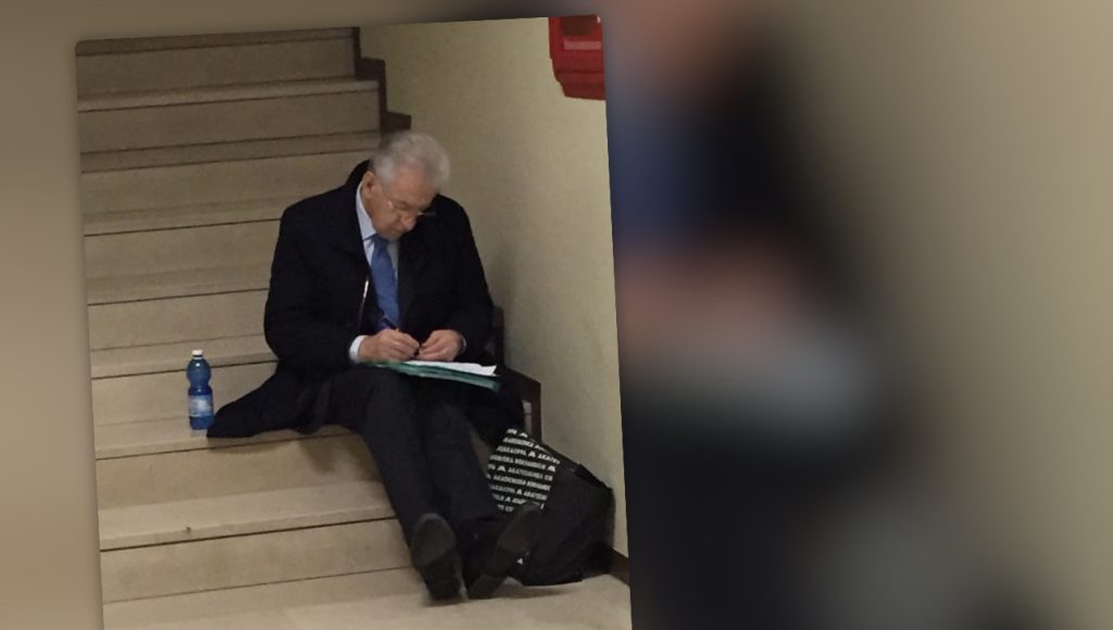 Mario Monti ulur ne shkallet e nje Spitali duke pritur radhen si gjithe te tjeret pa roje pa shoqerues .