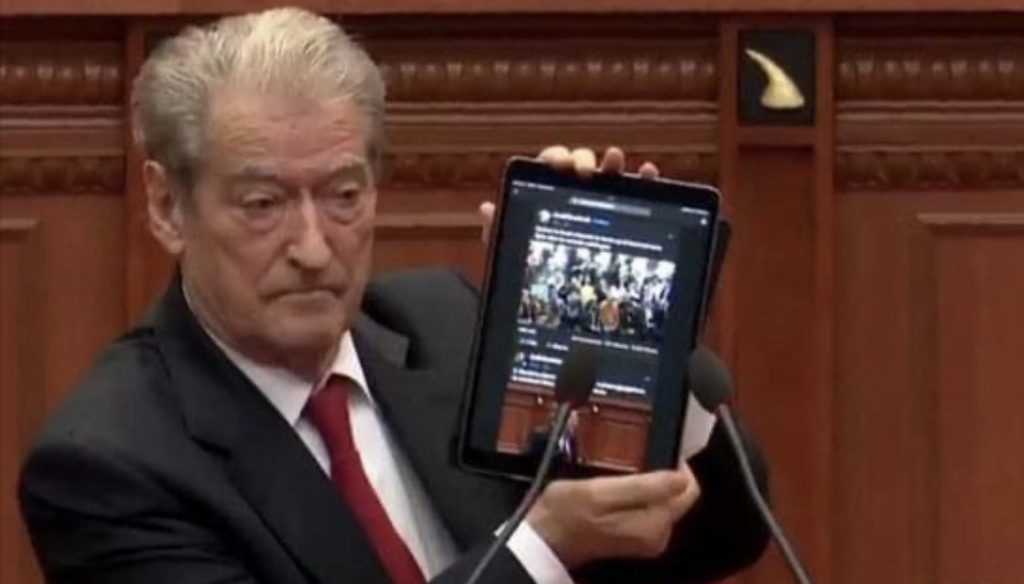 Berisha i nxori videon dhe e quajti peng, ja reagimi i Bashës