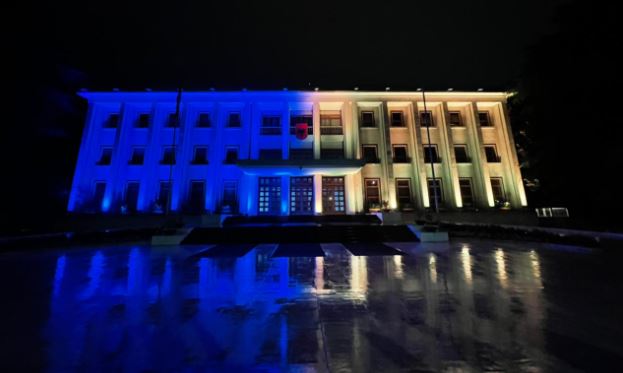 Presidenca shqiptare ndriçohet me ngjyrat e flamurit të Ukrainës