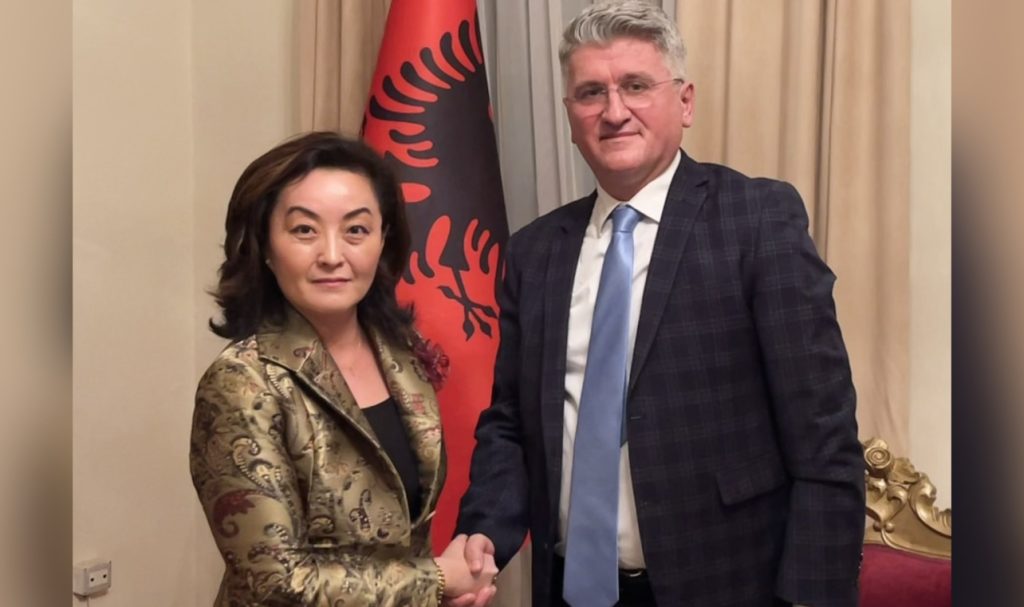 Ambasadorja Yuri Kim takim me nënkryetarin e PD-së Agron Gjekmarkaj: Presim bashkëpunim të fortë