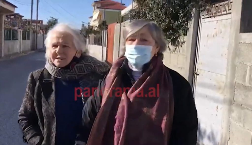 E masakroi burri me thikë, flasin fqinjët e çiftit Mamaj. 50-vjeçarja përcillet në banesën e fundit nga të afërmit