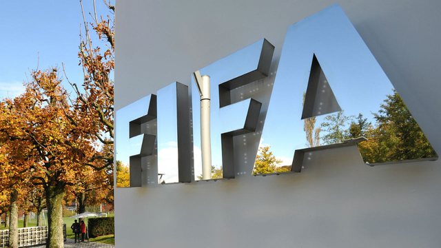 Edhe FIFA u bashkohet sanksioneve, heq flamurin e Rusisë dhe ndalon himnin kombëtar të saj