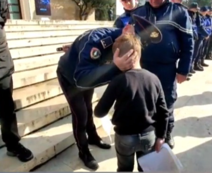 Protesta/ Vogëlushi i “rrëmben” zemrën efektivit, ‘shefi’ i puth faqen
