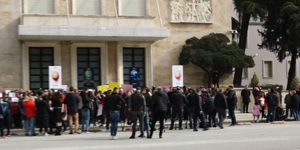 Banorët e “5 Majit”, Laprakës dhe Paskuqanit protestë para Kryeministrisë, thirrje Ramës: Lexoje marrëveshjen, s’do e firmosësh për shtëpinë tënde!