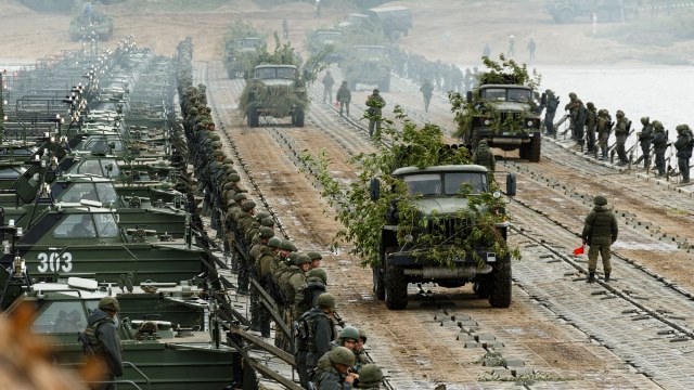 Lufta në prag? Putin urdhëron trupat ruse të hyjnë në Lindje të Ukrainës