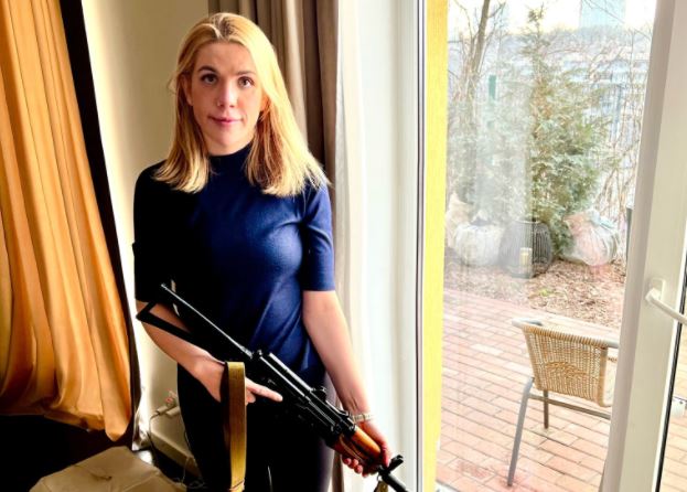 Deputetja ukrainase poston foton me armë: Mësova si të përdor kallashnikovin! Tingëllon surreale, disa ditë më parë as nuk e mendoja