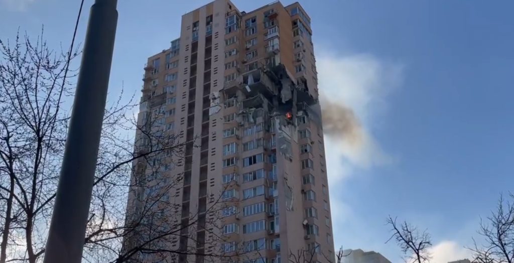Betejë e ashpër në Kiev, raketa godet një ndërtesë banimi, nuk dihet numri i viktimave
