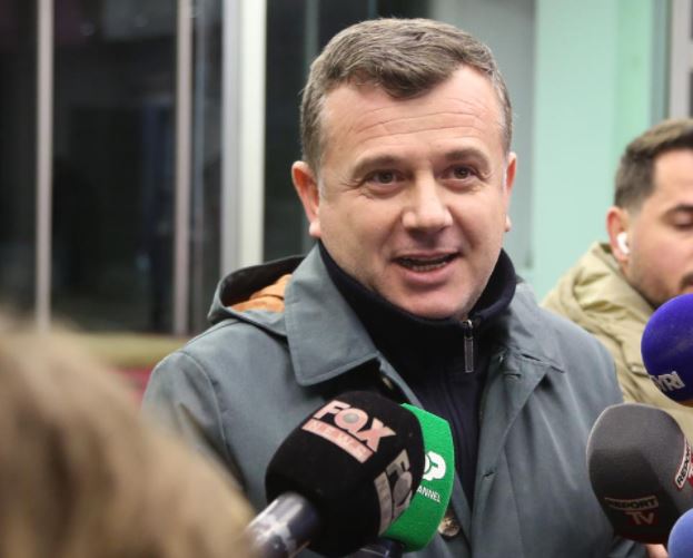 Shkarkimin i  Metës/ Reagon Taulant Balla: Kreu aktivitet politik dhe dëmtoi imazhin e Shqipërisë
