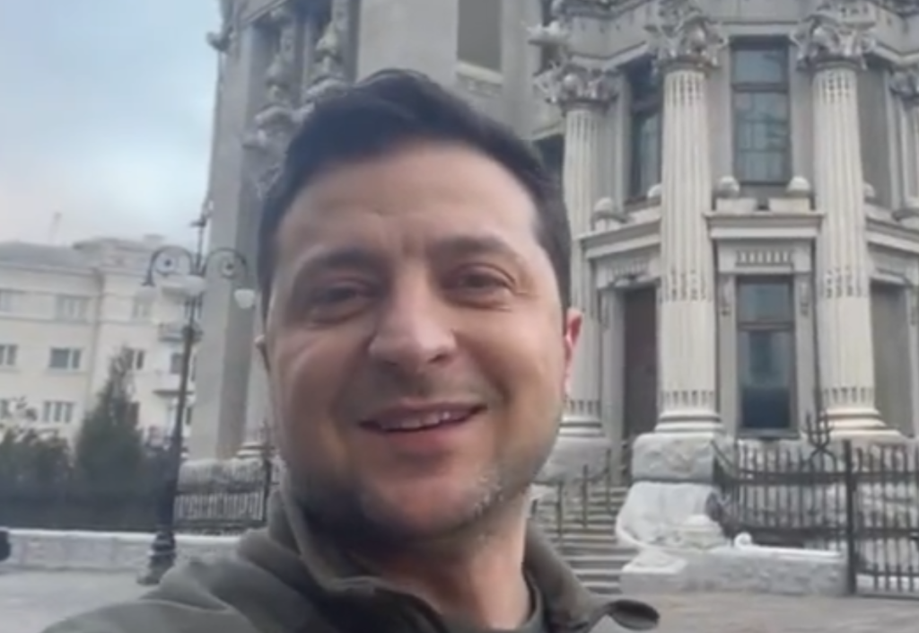 Zelensky poston një video tjetër mëngjesin e sotëm, mohon se ka bërë thirrje për dorëzim: Do ta mbrojmë shtetin tonë