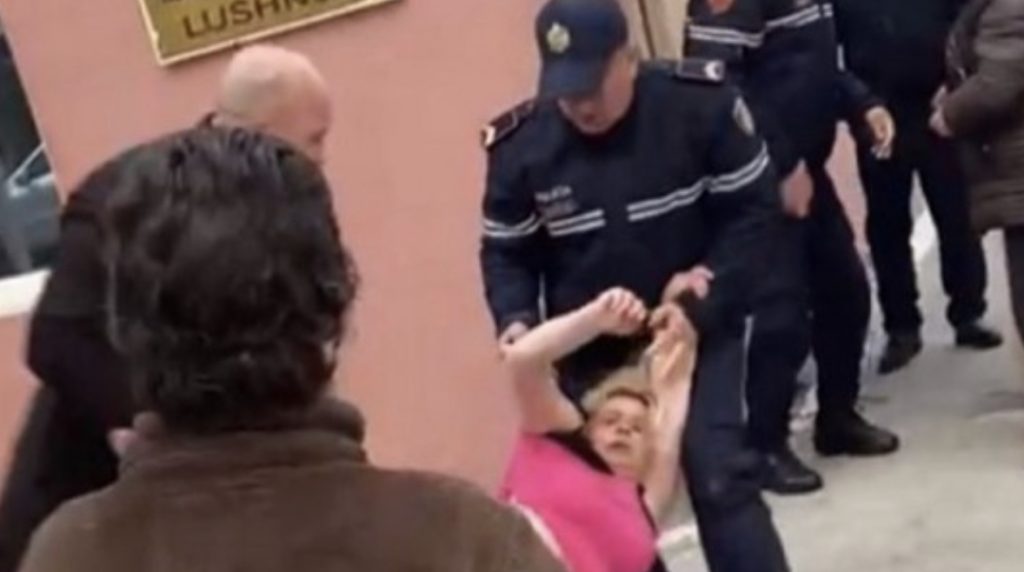 Skandali, policët nxjerrin zvarrë dhe gjysmë të zhveshur gruan që kishte shkuar të takonte të birin e arrestuar