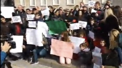 Protesta para Kryeministrisë, fëmijët thirrje Ramës: Xhaxhi Edi të lutem mos na prish shtëpitë