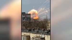 Shpërthim i fuqishëm në bazën ajrore në Ukrainë, pamjet kur shtëllunga e tymit pushton qiellin