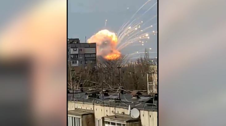 Shpërthim i fuqishëm në bazën ajrore në Ukrainë, pamjet kur shtëllunga e tymit pushton qiellin