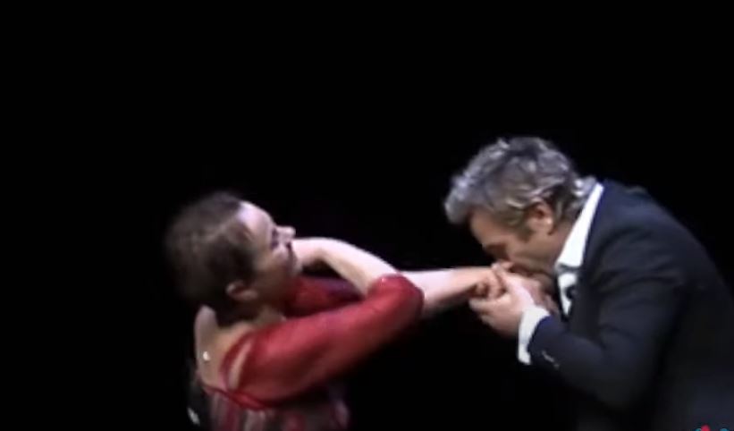 Inva Mula këndon, Iliri dhe e ëma performojnë, një sinkronim perfekt në skenën Teatrit