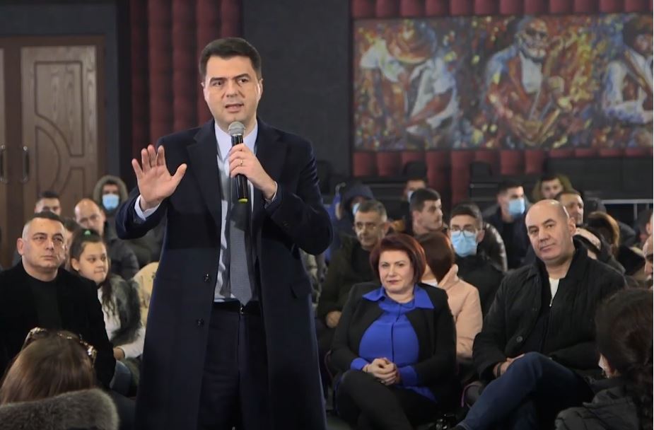 Alfred Rushaj rishfaqet në krah të Bashës në takimin me strukturat në kryeqytet
