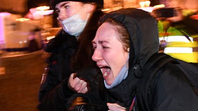 Policia ruse arreston dhe tërheq zvarrë protestuesit që u ‘derdhën’ në rrugë kundër luftës në Ukrainë