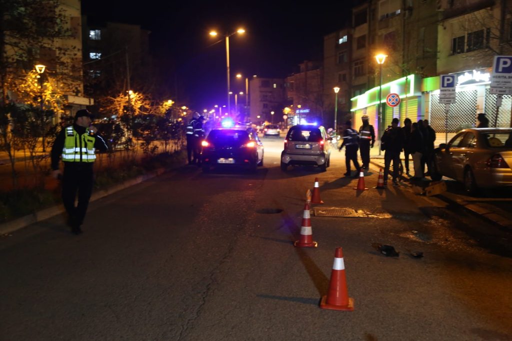 Makina përplas 17-vjçarin në Tiranë, shoferi i mjetit largohet nga vendi i ngjarjes