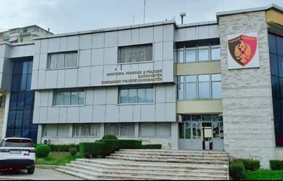 Përleshet edhe me policët dhe thyen kamerat brenda në komisariat
