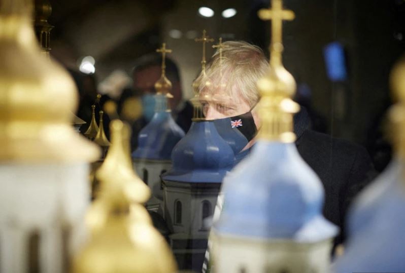 Ministri britanik i Mbrojtjes thirrje qytetarëve: Largohuni menjëherë me çdo mjet të mundshëm nga Ukraina,