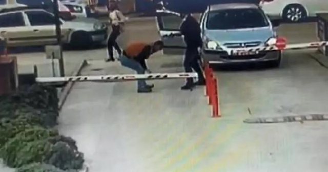 Kapi mat ish-gruan në makinë me një tjetër e qëllon për vdekje