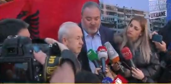 Qytetarët protestë në kryeqytet kundër sulmeve ruse, ambasadori i Ukrainës në Tiranë: Lufta duhet të ndalohet, 16 fëmijë janë vrarë