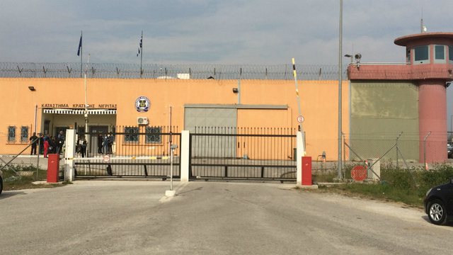 Alarm në Kretë, 4 shqiptarë dhe një pakistanez arratisën nga burgu grek