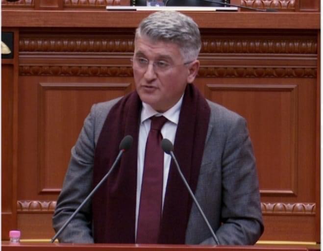 “Se kanë dalë ca zuzarë që u linden shqipetarë e punojnë natë e ditë  që të mbetemi pa dritë është turp prej kesi krimbash të mundohet një komb trimash”
