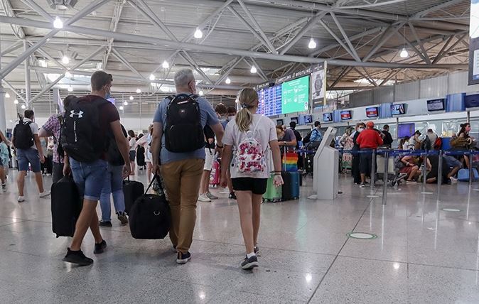 Kufizimet nga koronavirusi/ Greqia ndryshon masat, ja rregullat e reja për hyrjen në vend