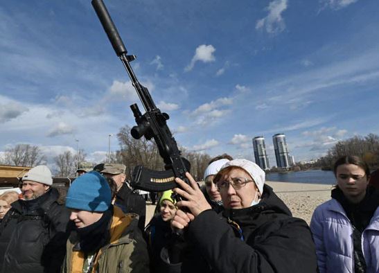 Ukraina nis luftën guerile, udhëzimet që iu dhanë popullit: Çmontoni tabelat rrugore, rrëzoni pemë dhe….