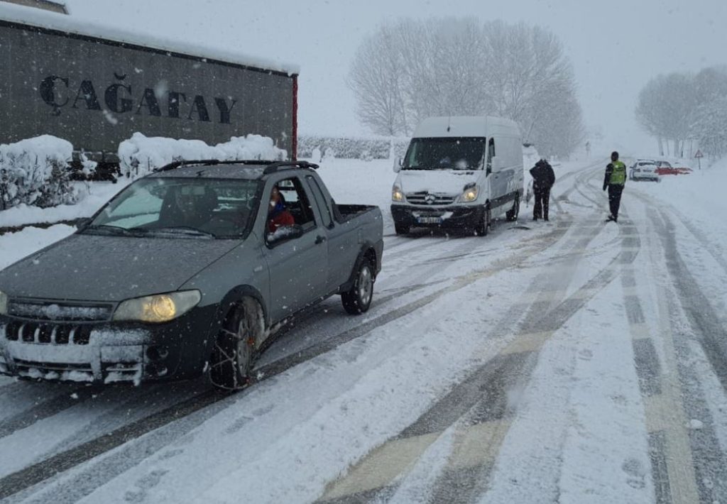Qarku i Korçës me reshje të dendura  dëbore paralizohet lëvizja  e kamionëve nga Kapshtica