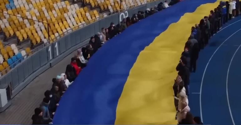 Dita e unitetit kundër pushtimit rus, ukrainasit shpalosin flamurin gjigant në Kiev