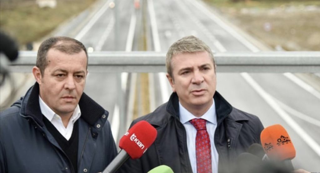 FAMILJARËT E ISH-DREJTORIT TË RRUGËVE MARRIN NGA VELIAJ 120 MILIONË LEKË, PËR EKSPERTIZË RRUGËSH