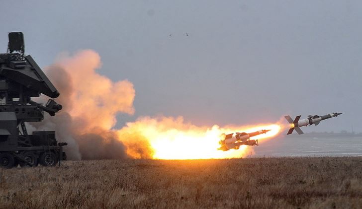 SHBA i vjen në ndihmë Kievit, i dërgon qindra raketa anti-ajrore