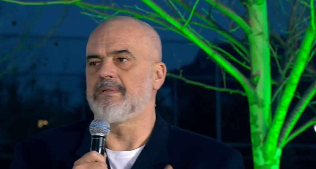 Rama takim me të rinjtë e Rrogozhinës dhe ironizon opozitën: Lufta mes tyre është kush do marrë më shumë vota
