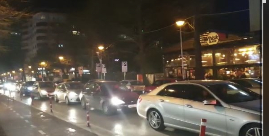 Aksident i rëndë në Bllok, Benz-i shkatërrohet plotësisht në pjesën e përparme