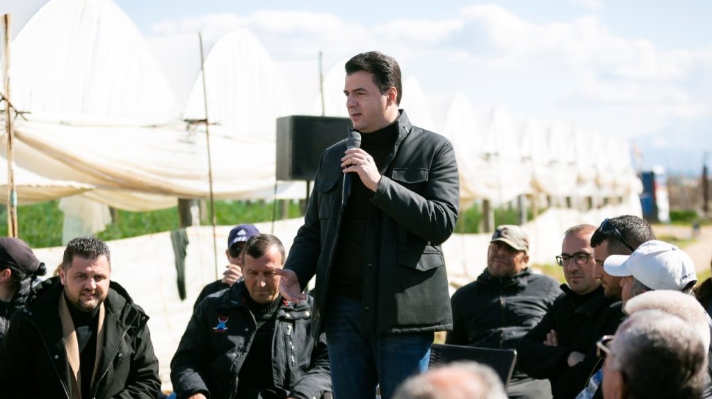 Basha me fermerë të Lushnjes: Ditën e dielë votojmë Indrit Sefën, birin tuaj!