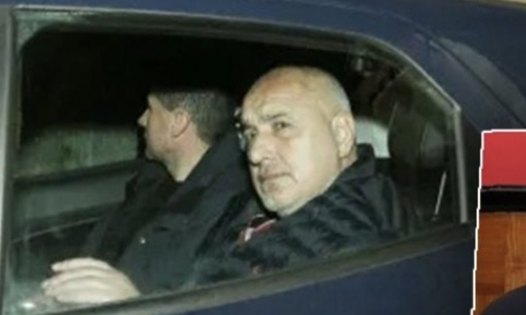 Ish-kryeministri Borissov u filmua duke marrë një zarf nga një oligark