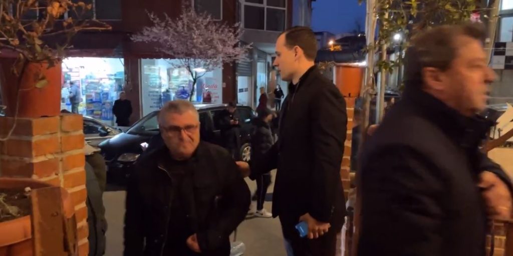 Pas dorëheqjes  Basha largohet në këmbë nga selia e PD! Mbledh në takim privat krerët e degëve të PD-së
