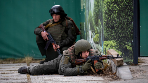 Forcat ruse hapin zjarr ndaj civilëve ukrainas, plagosin pesë prej tyre